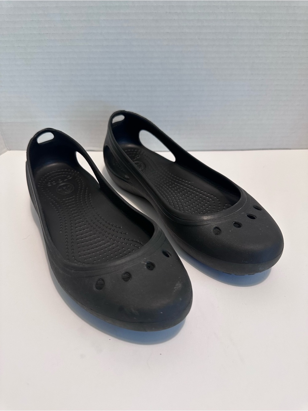 Crocs women’s. Kadee black Renee slip on flats size 7